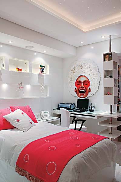Para realizar os desejos de uma adolescente &agrave;s v&eacute;speras da maioridade, a decoradora J&oacute;ia Bergamo idealizou um quarto multi&uacute;so com 16 m&sup2;. A marcenaria laqueada prev&ecirc; lugar para tudo. Na parede de cabeceira, revestida de croco, nichos exibem a cole&ccedil;&atilde;o de bonecas bailarinas. A cama possui um colch&atilde;o extra escondido sob o estrado, e a &aacute;rea de estudos tem um tampo em L para acomodar mais gente. Repare &agrave; direita: os CDs ficam acondicionados em caixa de acr&iacute;lico adaptadas em um tudo de a&ccedil;o girat&oacute;rio. O quarto tamb&eacute;m agrada por sua luminosidade.