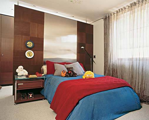 Mal d&aacute; para imaginar que a dona deste quarto t&atilde;o s&oacute;brio &eacute; uma menina de 11 anos. A decoradora Laura Rabe partiu para um estilo mais adulto, a pedido de Bianca. Assim, os pais n&atilde;o precisar&atilde;o trocar nada aqui nos pr&oacute;ximos anos. Espa&ccedil;oso (21 m&sup2;), o lugar comportou um closet, separado pelo painel de madeira weng&eacute; e a&ccedil;o inox, material que, colocado ao lado da janela, reflete a luz e ajuda a iluminar o interior.