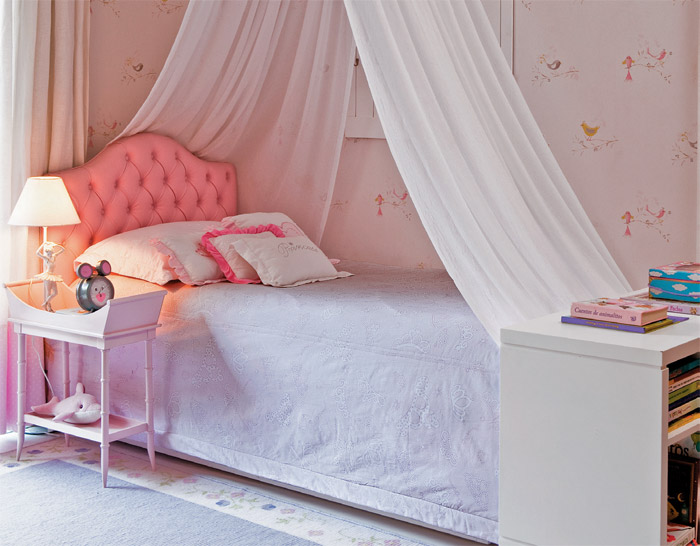 A cama estofada, a mesinha de cabeceira e a cadeira girat&oacute;ria vieram da Hits.