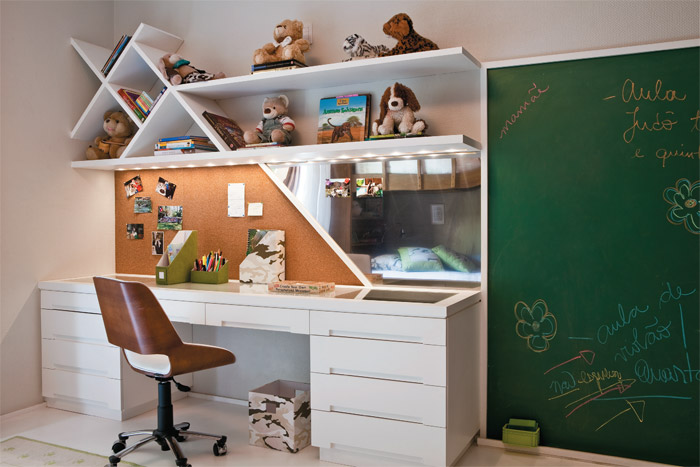 O canto de estudos, iluminado com uma barra de LED, foi executado pela HJ Mar...