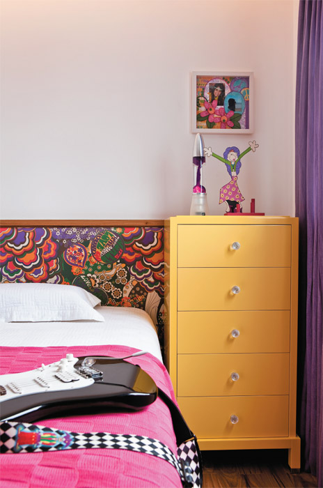 O tecido da cabeceira, com 1,10 m de altura, faz parte da primeira cole&ccedil;&atilde;o ...