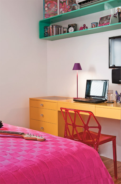 O nicho verde sobre a bancada &eacute; de acr&iacute;lico (Diagonale), assim como a cadei...