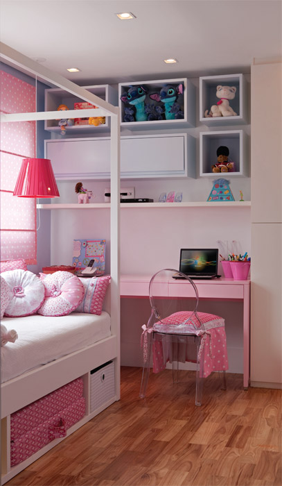 A cama com dossel reserva &aacute;rea para acomodar cestos e um colch&atilde;o destinado ...