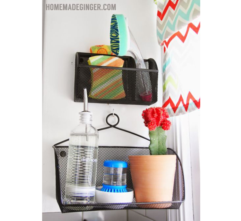 sabonete-deterjente-e-bucha-pendurados-acima-da-pia