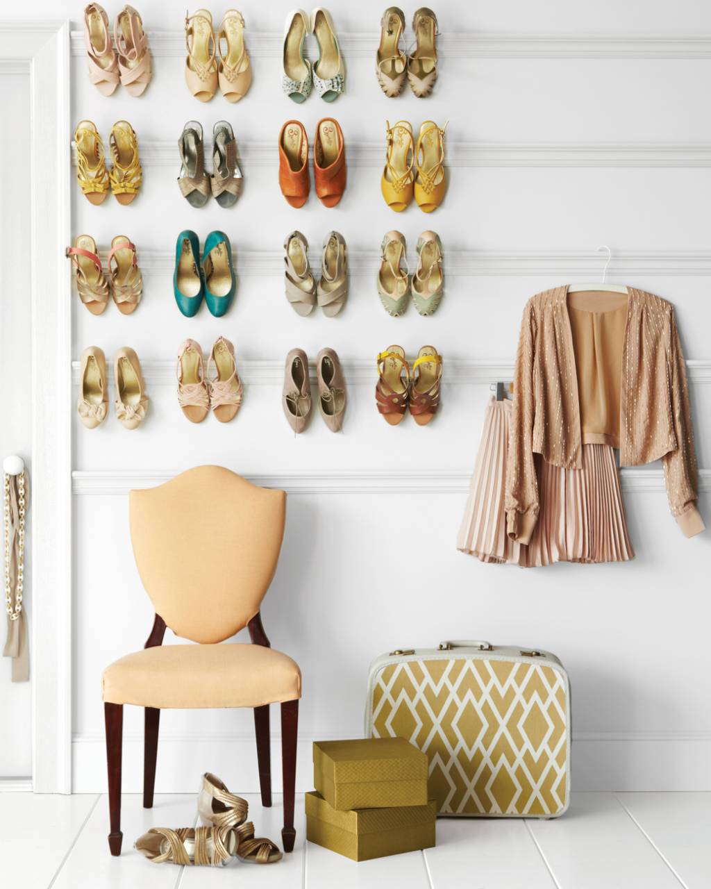 sapatos-de-salto-dispostos-em-trilhos-para-quadros-Martha Stewart Living