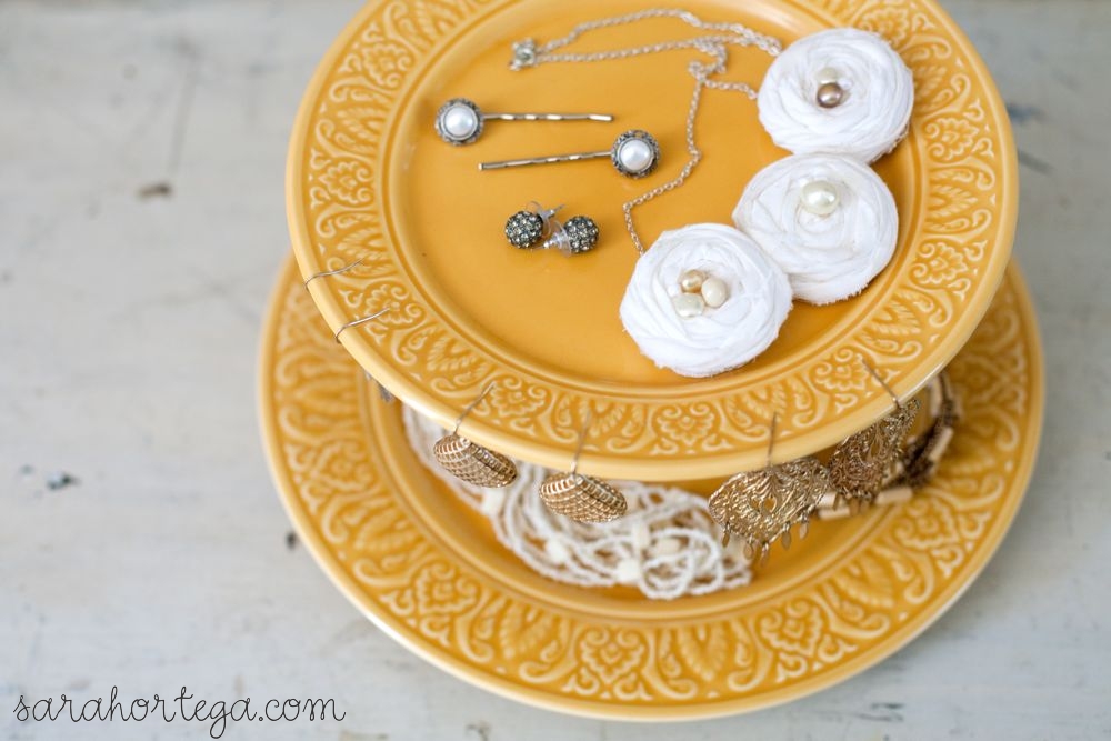 suporte-para-bolos-amarelo-decorado-com-joias-Sarah-Ortega