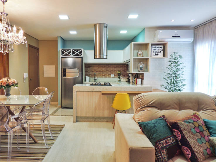 Sala integrada e colorida para começar a vida a dois