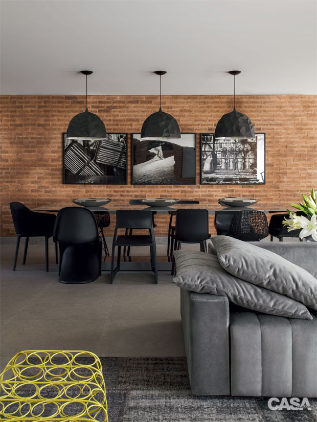 01-apartamento-super-acessivel-para-uma-moradora-em-cadeira-de-rodas Cadeiras das grifes Moooi e Vitra compõem com a mesa de dez lugares Splay (tudo da Micasa).