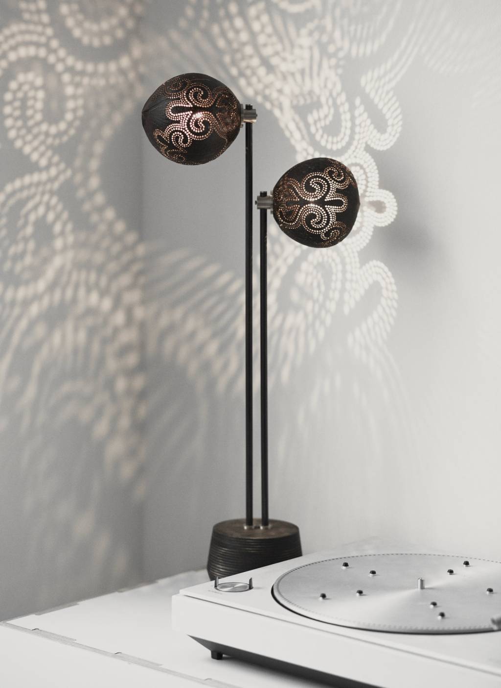 Luminárias tropicais feitas de coco são produzidas na Lituânia