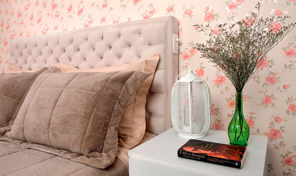 Quarto romântico manteve tacos de madeira e ganhou parede florida