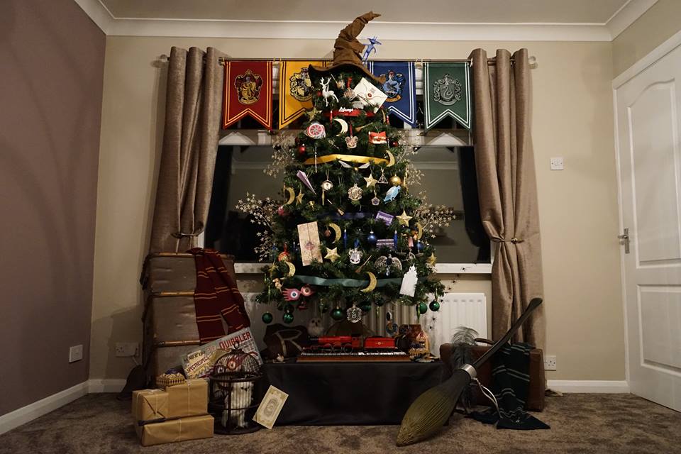 01-fa-monta-arvore-natal-harry-potter-nos-queremos-uma 01-fa-monta-arvore-natal-harry-potter-nos-queremos-uma