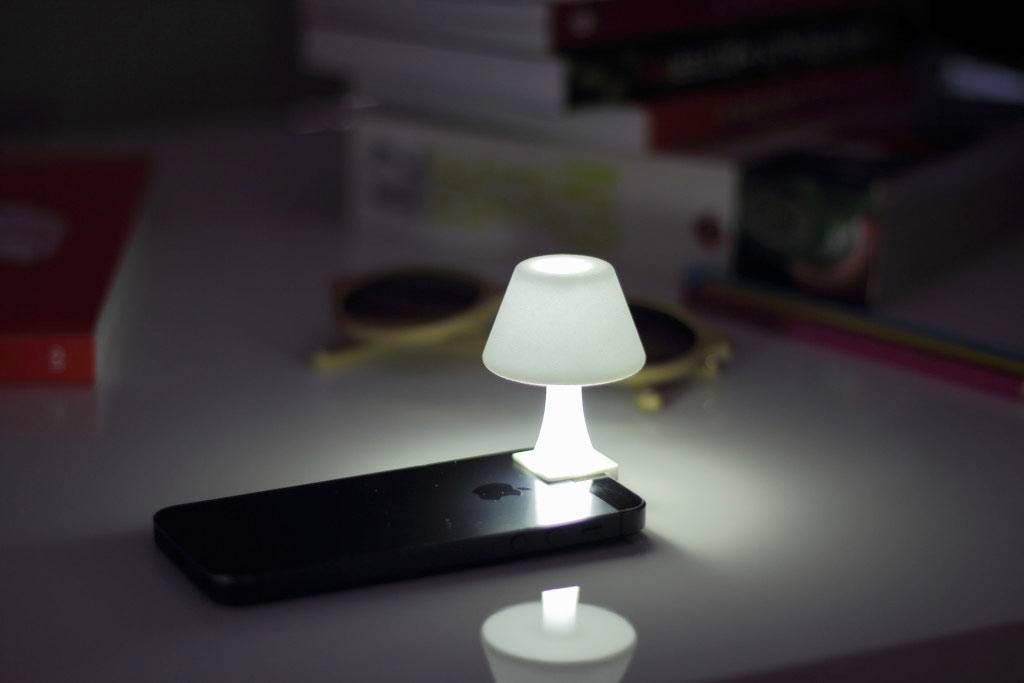 Transforme a lanterna do seu iPhone em um miniabajur