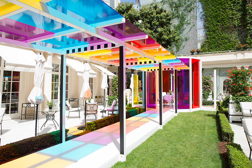 01-le-bristol-paris-hotel-corredor-colorido-daniel-buren