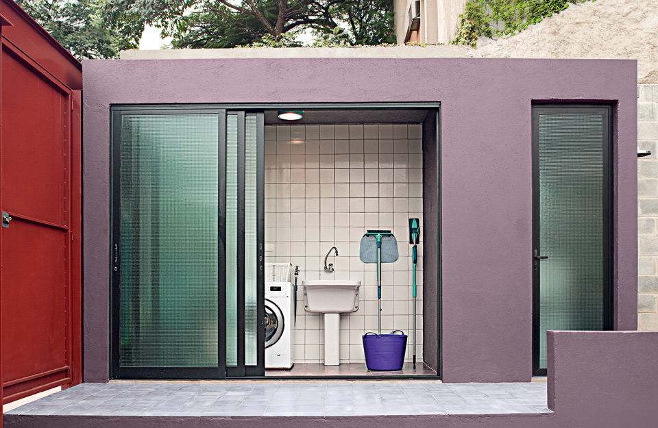 01-lavanderias-com-boas-bancadas-e-materiais-resistentes