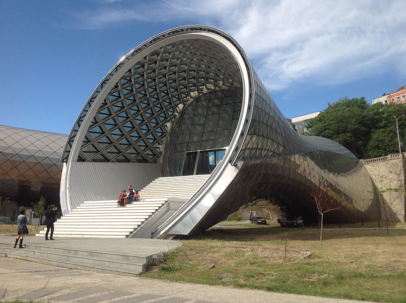 02-teatro-musical-de-massimiliano-fuksas-na-georgia-parece-um-instrumento