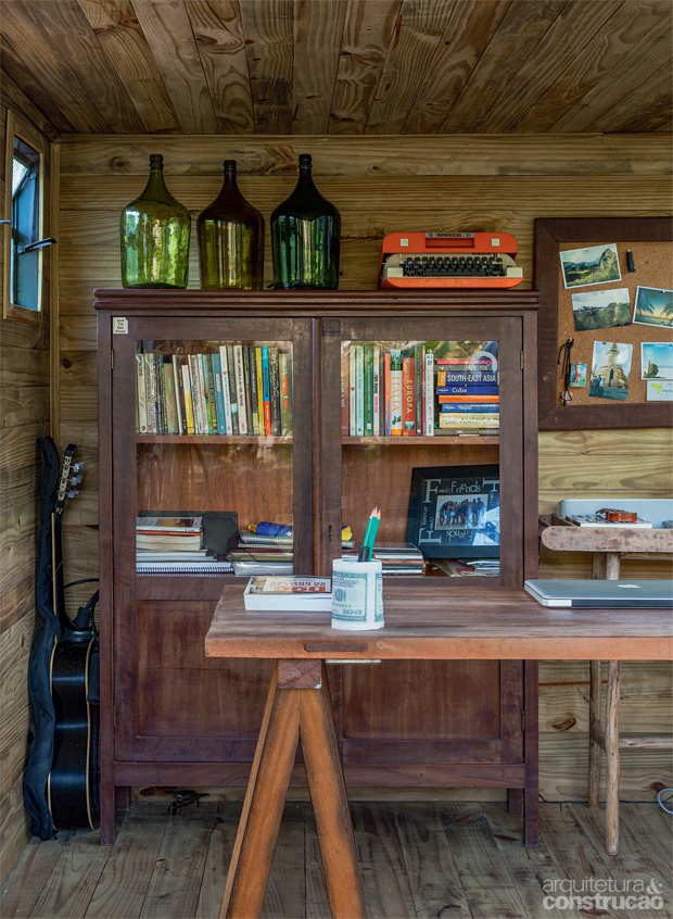 02-um-home-office-dentro-de-um-bau-de-caminhao-no-meio-do-jardim