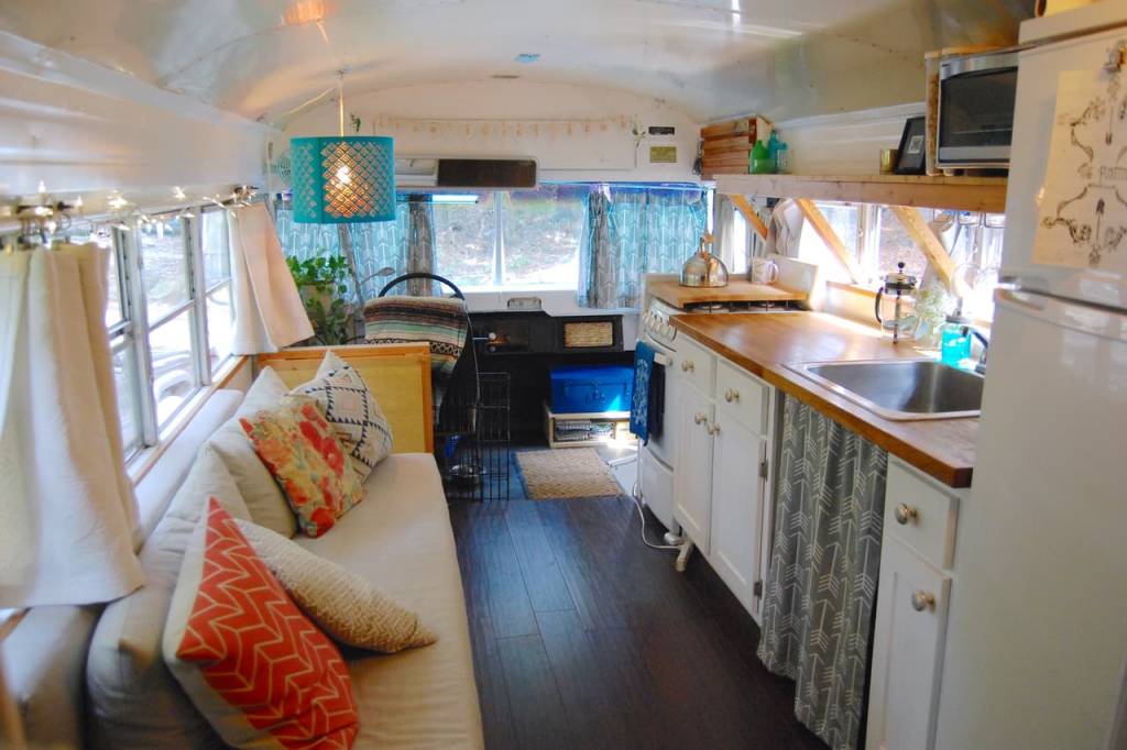 02-casal-troca-apartamento-por-onibus-escolar-tiny-home