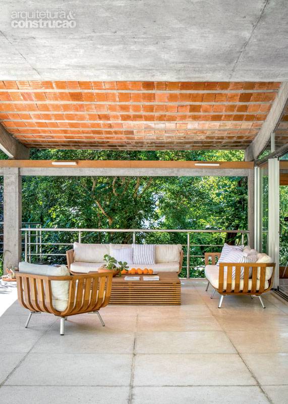 A varanda faz a extens&atilde;o da sala. &ldquo;Buscamos essa continuidade em todo o projeto&rdquo;, revela o arquiteto.