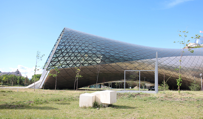 03-teatro-musical-de-massimiliano-fuksas-na-georgia-parece-um-instrumento