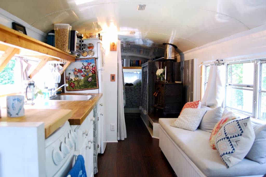 04-casal-troca-apartamento-por-onibus-escolar-tiny-home