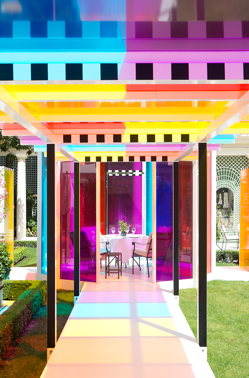 05-le-bristol-paris-hotel-corredor-colorido-daniel-buren
