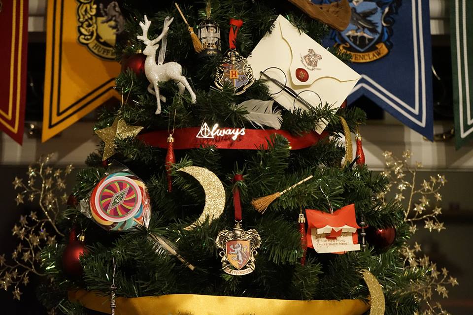 06-fa-monta-arvore-natal-harry-potter-nos-queremos-uma 06-fa-monta-arvore-natal-harry-potter-nos-queremos-uma