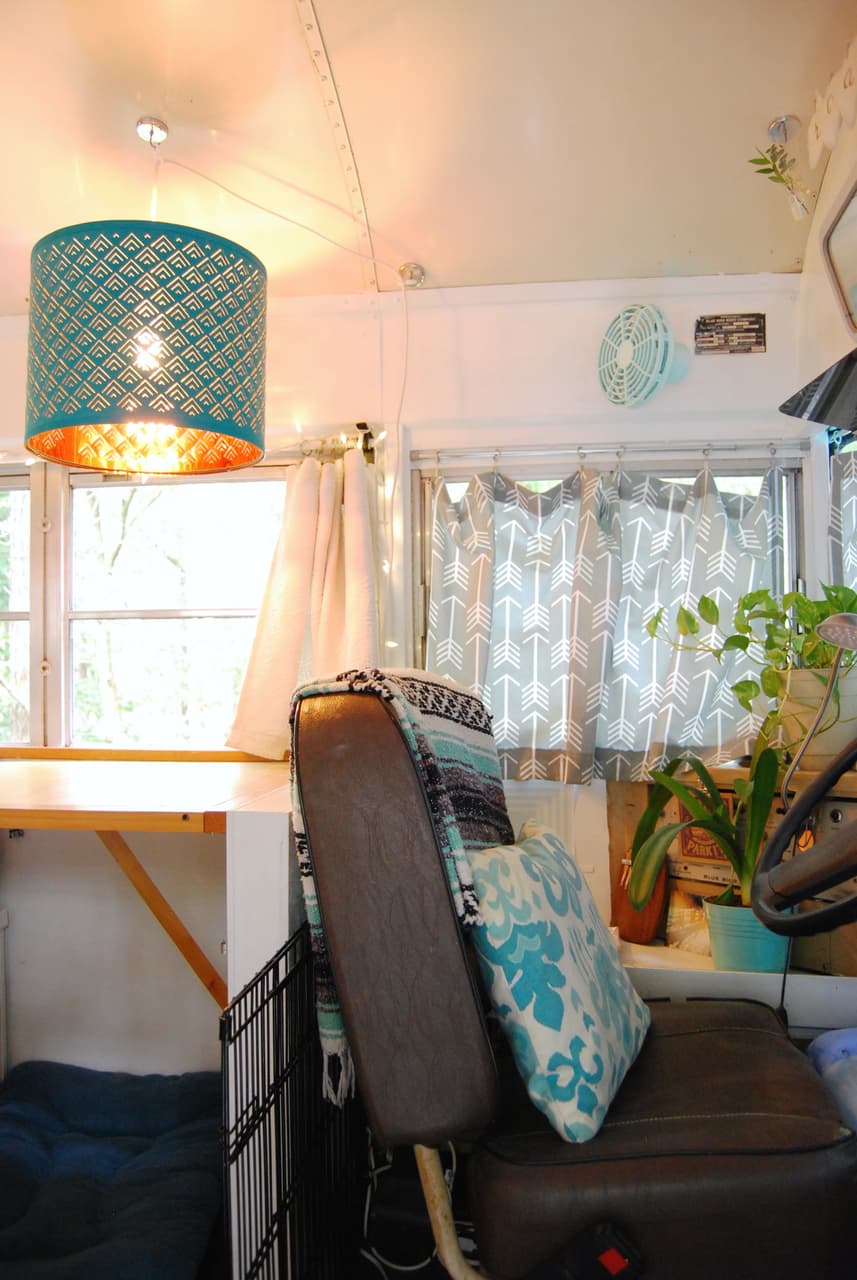 06-casal-troca-apartamento-por-onibus-escolar-tiny-home