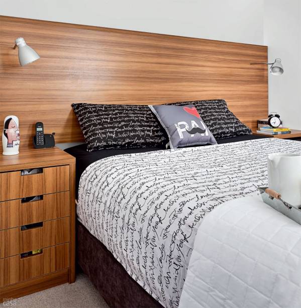 Para o quarto, o arquiteto Rafael Amaral Tenório apresentou uma proposta relaxante. “Nesse cômodo, a ideia é esquecer-se de tudo e dormir. Por esse motivo, somente tons neutros tiveram vez”, justifica. As luminárias fixadas no painel da cabeceira são modelos de mesa comuns que foram embutidos na marcenaria, assim como seus respectivos interruptores.