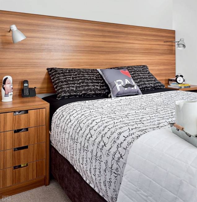 Para o quarto, o arquiteto Rafael Amaral Tenório apresentou uma proposta relaxante. “Nesse cômodo, a ideia é esquecer-se de tudo e dormir. Por esse motivo, somente tons neutros tiveram vez”, justifica. As luminárias fixadas no painel da cabeceira são modelos de mesa comuns que foram embutidos na marcenaria, assim como seus respectivos interruptores. Para o quarto, o arquiteto Rafael Amaral Tenório apresentou uma proposta relaxante. “Nesse cômodo, a ideia é esquecer-se de tudo e dormir. Por esse motivo, somente tons neutros tiveram vez”, justifica. As luminárias fixadas no painel da cabeceira são modelos de mesa comuns que foram embutidos na marcenaria, assim como seus respectivos interruptores.