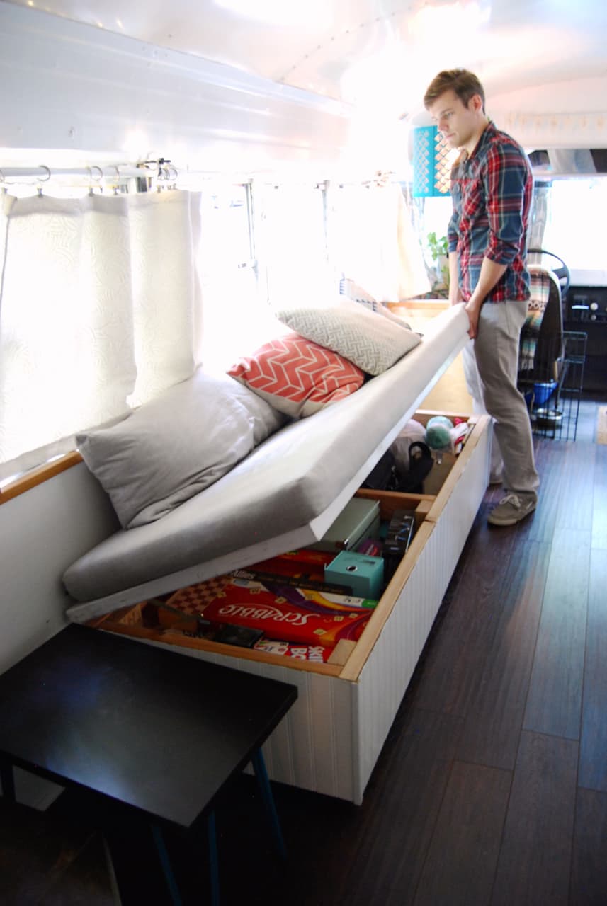 08-casal-troca-apartamento-por-onibus-escolar-tiny-home