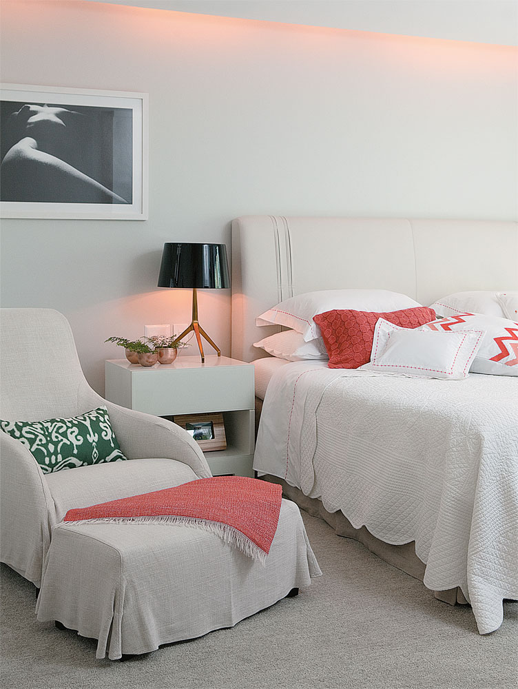 S&iacute;mbolos de conforto est&atilde;o em todos os lugares neste quarto: da cabeceira de couro (Artefacto) &agrave; poltrona de Antonio Citterio (Maxalto). Roupa de cama da Trousseau. Na poltrona, a almofada verde &eacute; da Villa Nova. Sobre o criado-mudo da Quartos&Etc; lumin&aacute;ria da Lumini e bowls de Esther Giobbi.