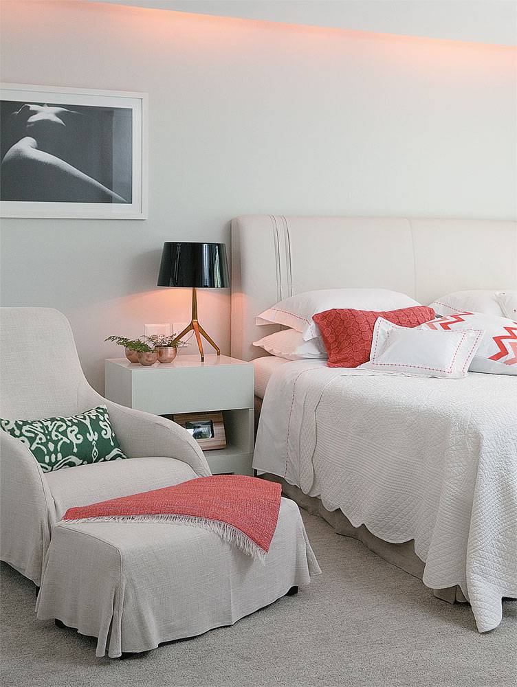 S&iacute;mbolos de conforto est&atilde;o em todos os lugares neste quarto: da cabeceira de couro (Artefacto) &agrave; poltrona de Antonio Citterio (Maxalto). Roupa de cama da Trousseau. Na poltrona, a almofada verde &eacute; da Villa Nova. Sobre o criado-mudo da Quartos&Etc; lumin&aacute;ria da Lumini e bowls de Esther Giobbi.