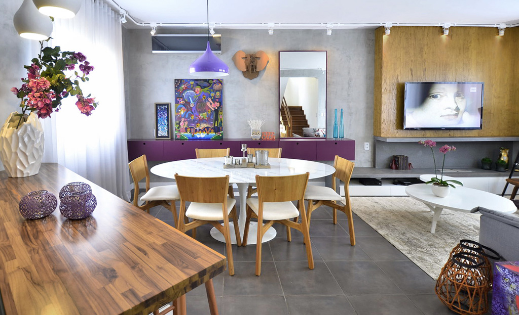 Sala roxa e cinza digna de revista de decoração