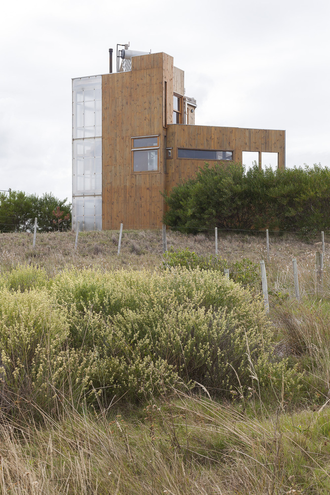 2-visita-guiada-casa-no-uruguai-tem-ampla-vista-para-o-exterior