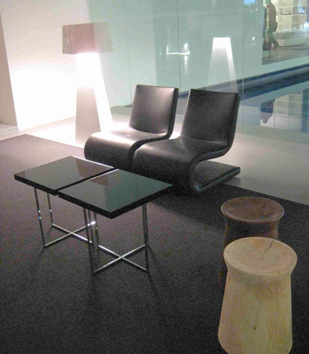 oucas cores estao presentes na casa: preto, branco, bege e cinza