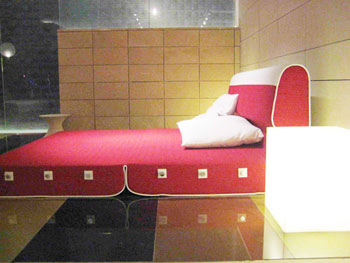 Nos quartos, em vez de cama, sof&aacute;s Easy Sleep, de Lucca Scacchetti para a Do...