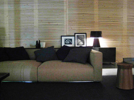 No ambiente de estar, uma parede de madeira esquenta o ambiente e contrasta c...