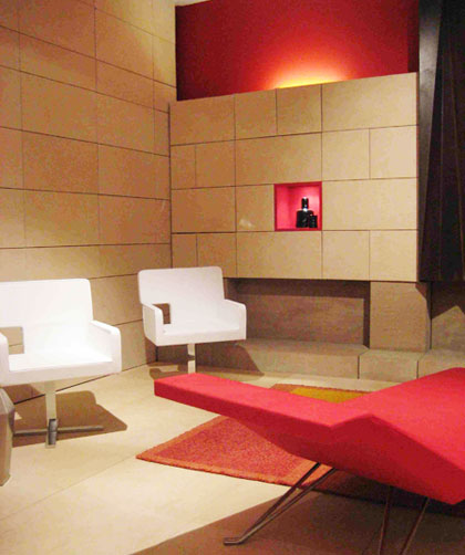 Lucca Scacchetti cobriu todas as paredes com placas de limestone.