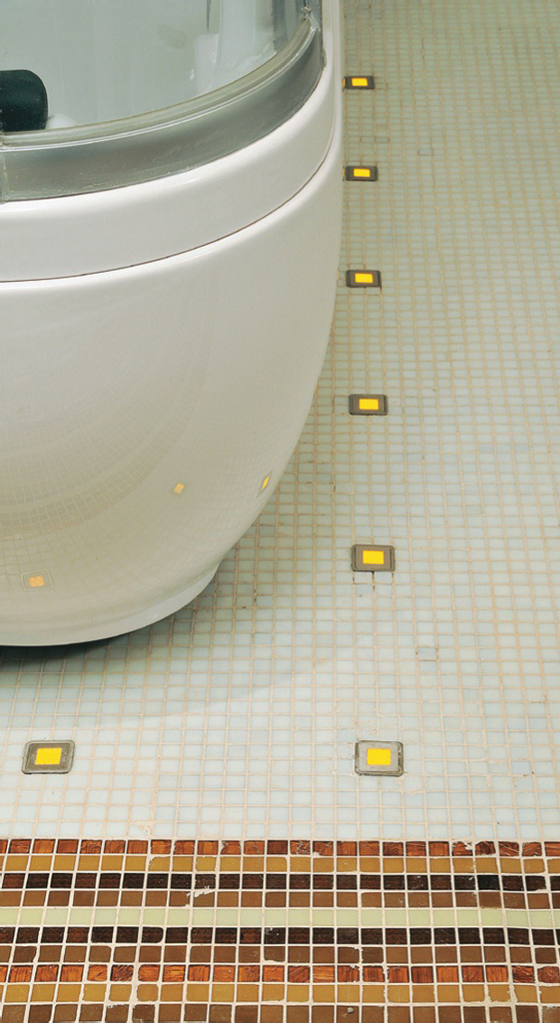 É perigoso colocar pastilhas de vidro no piso do boxe?