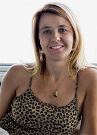 abre-telhado-cinza-de-predio-vira-solario-com-chuveirao-e-plantas