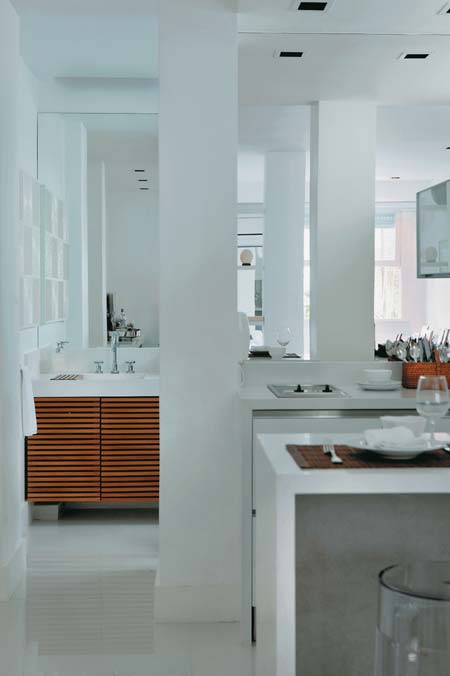 O corredor que antes conduzia &agrave; &aacute;rea de servi&ccedil;o hoje leva ao banheiro. Not...