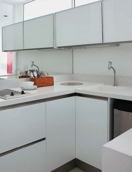 Como a moradora faz as refei&ccedil;&otilde;es em restaurantes, a cozinha n&atilde;o precisava ...