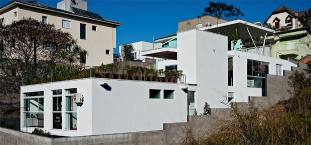 Jardim na laje e aproveitamento inteligente do terreno em declive