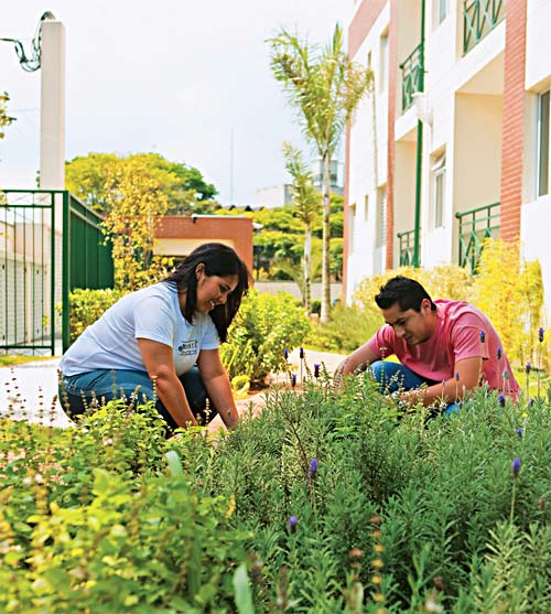 Roberta Claudino Viana, 26 anos, e o marido vivem no condom&iacute;nio Ecoesfera, n...