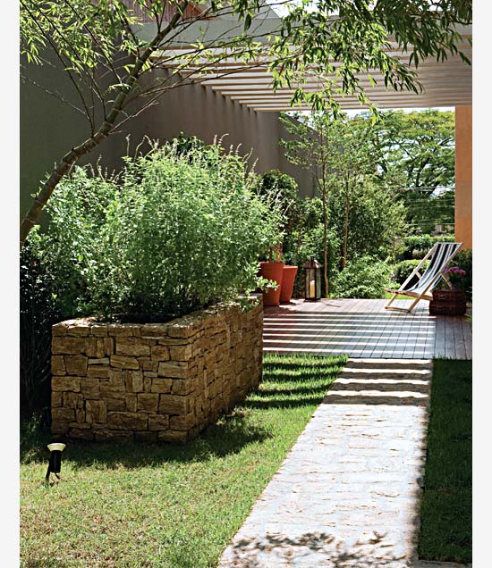 Horta em caixa de pedra oferece temperos frescos próximo à cozinha