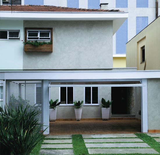 Na fachada, com Terracor Originale (ref. 744), está o painel de madeira com … Na fachada, com Terracor Originale (ref. 744), está o painel de madeira com ...