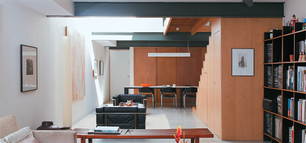 Sobrado pequeno, mas cheio de luz, com gramado na cobertura