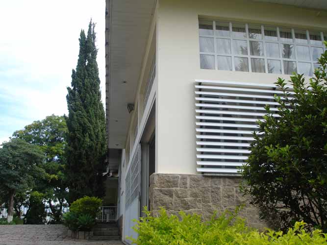 Os brises para controle da incid&ecirc;ncia solar proporcionam uma melhora no conf...