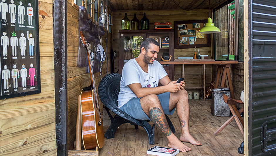 Um home office dentro de um baú de caminhão no meio do jardim