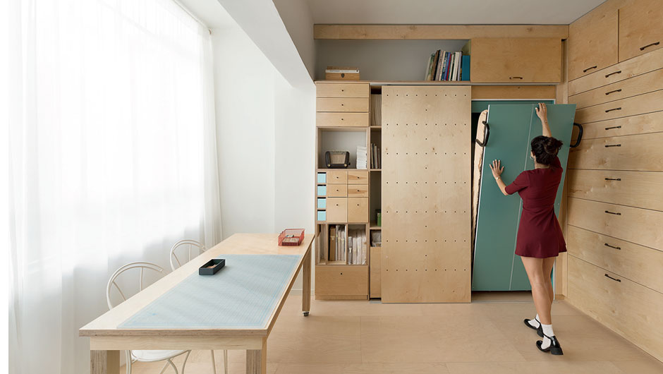 Marcenaria e nichos: o ateliê vira quarto de hóspede. E vice-versa